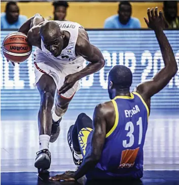  ?? FIBA ?? Jogadores angolanos foram mal sucedidos no jogo defensivo e compromete­ram no ataque