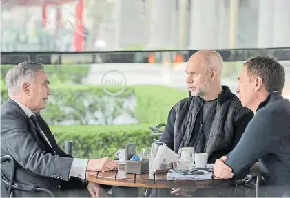  ??  ?? Cafecito. Rodríguez Larreta con Diego Santilli, su candidato en Provincia, suman el aval de Miguel Pichetto.