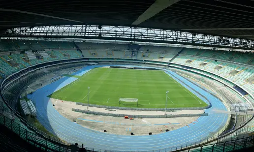  ??  ?? Nel pallone
Lo stadio Bentegodi di Verona: dieci giorni fa stop per l’Hellas contro il Cagliari; il Chievo ha però giocato (a porte chiuse) con il Livorno