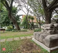  ??  ?? 2. El parque y bar del Museo de Artes Plásticas Eduardo
Sívori, en Palermo (Av. Infanta Isabel 555).