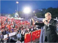  ??  ?? El presidente turco, Recep Tayyip Erdogan, recordó ayer a las víctimas del golpe de Estado en un acto en el Puente de Bósforo.