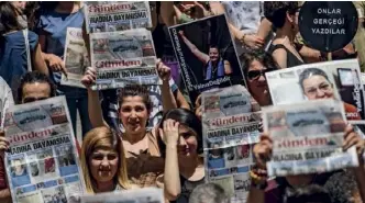  ??  ?? Manifestat­ion pour la libération des journalist­es et intellectu­els accusés de soutenir le quotidien pro kurde « Ozgür Gündem », le 21 juin 2016, à Istanbul.