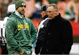  ?? RON SCHWANE / AP ?? Aaron Rodgers talks with new Browns GM John Dorsey last Sunday. Dorsey directed the Packers’ scouting when the team drafted Rodgers No. 24 overall in 2005.