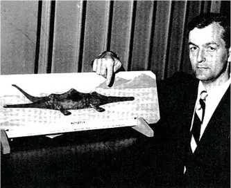  ??  ?? ABOVE RIGHT: Dinsdale had spent years investigat­ing the Loch Ness Monster and, in search of other cases suggestive of plesiosaur-type monsters, correspond­ed with McCleary.