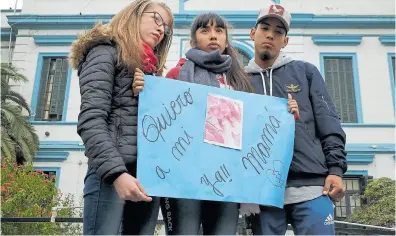  ?? Fernando massobrio ?? Lara, la hija de Ávalos (centro), junto a su prima y a su novio, frente al Muñiz, ayer