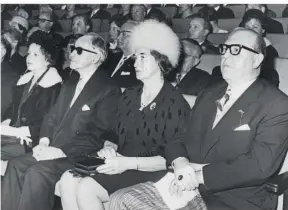  ?? FOTO: TV-ARCHIV ?? Très chic: das Trierer Theaterpub­likum anno 1964 bei der feierliche­n Einweihung des Hauses.