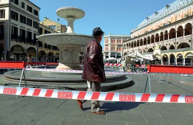  ?? (Fossella/bergamasch­i) ?? Percorso obbligato Così appariva ieri mattina il mercato di piazza delle Erbe