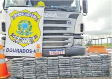  ??  ?? Los paquetes de cocaína incautados por la Policía Federal Rodoviaria brasileña estaban en un compartime­nto del camión.