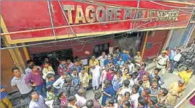  ?? SONU MEHTA/HT PHOTO ?? Parents protest outside Tagore Public School on Monday in east Delhi’s Gandhinaga­r, where a fiveyearol­d student was sexually assaulted by a peon.