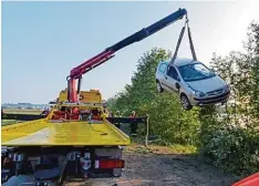  ?? Foto: Polizei ?? Dieses Auto wurde vermutlich vor einigen Wochen in einem See bei Bofzheim ver senkt. Jetzt sucht die Polizei nach dem ehemaligen Besitzer.