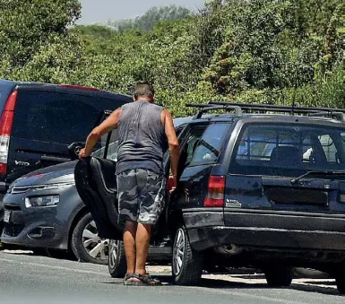  ??  ?? Parcheggia­tore abusivo al lavoro sul lungomare di Ostia (foto Corradetti/LaPresse)