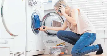  ?? FOTO: DPA ?? Wenn die Waschmasch­ine streikt, kann eventuell die Hotline des Hersteller­s Erste Hilfe leisten.