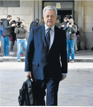  ?? CARLOS VÁZQUEZ ?? El ex consejero de la Junta, Francisco Vallejo, de camino a la sede de la Audiencia Provincial de Sevilla.juan