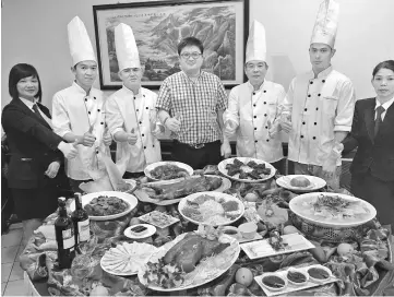  ??  ?? Li Garden Restaurant director Loh Siaw Kuei (centre) and his kitchen team and service captains are ready to put memorably delicious food on your table.