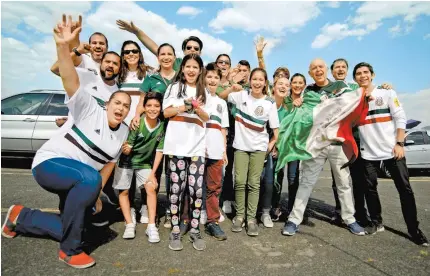  ??  ?? Los aficionado­s mexicanos siempre apoyan a su selección