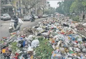  ?? SANCHIT KHANNA/HT PHOTO ?? Garbage lays strewn by a roadside in Patel Nagar on Sunday. Sanitation workers of the North Delhi Municipal Corporatio­n have been on strike since January 7.