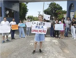  ?? ARISSON MARINHO ?? Estudantes da Ucsal apontam para o sucateamen­to da instituiçã­o