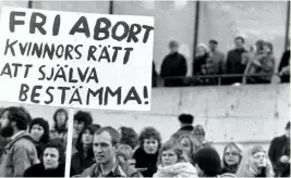  ??  ?? UPP TILL KAMP Demonstrat­ion för aborträtte­n, på internatio­nella kvinnodage­n 1974. Abort blev lagligt i Sverige 1938.