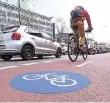  ?? SYMBOLFOTO: DPA ?? Auf der Zülpicher Straße gilt: Vorfahrt für Radfahrer.