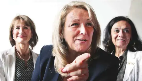  ?? JACQUES NADEAU LE DEVOIR ?? La ministre de la Condition féminine, Lise Thériault, accompagné­e de ses collègues Kathleen Weil et Rita de Santis a présenté jeudi la stratégie gouverneme­ntale visant à relancer la lutte contre les inégalités entre les hommes et les femmes.