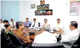  ??  ?? Tourism Developmen­t and Christian Affairs Minister John Amaratunga in discussion with Kandy Hoteliers’ Associatio­n representa­tives