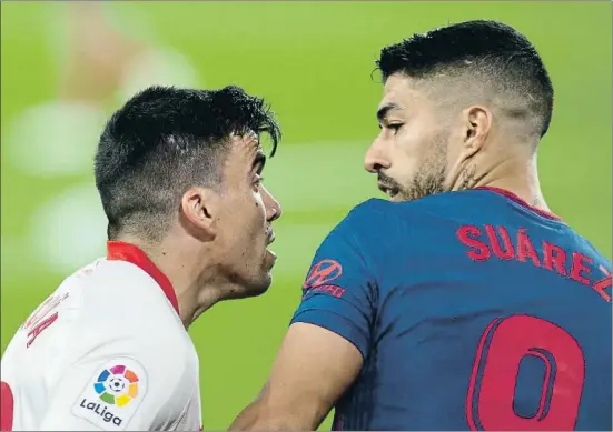  ?? AFP7 /EUROPA PRESS ?? Marcos Acuña discute con Luis Suárez durante un partido que el Sevilla casi siempre dominó