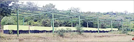  ?? (PICS: PHIWASE PHUNGWAyO). ?? THE STRUCTURE THAT WAS BUILT FOR VENDORS AT NGCULWINI HAS BEEN LEFT WITHOUT ROOfiNG.