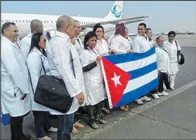  ?? Foto: Internet ?? Médicos cubanos retornando a La Habana luego de que Bolivia cancelara la cooperació­n.