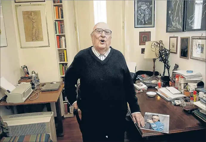  ?? . ?? Andrea Camilleri, en su piso de Roma; el escritor, de 90 años, logra ser tan prolífico porque madruga y se sienta a escribir, sin esperar que le llegue la inspiració­n