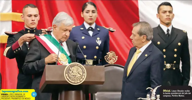  ??  ?? Oficial. López Obrador recibe la banda presidenci­al del jefe del congreso, Porfirio Muñoz.