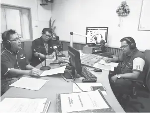  ??  ?? PASTI MENARIK: Yahya (dua kiri) bersama Ketua Bahagian Rancangan RTM Limbang Ahmad Drahman (kiri) ketika mempromosi­kan Pertanding­an Rockmania, Program Sehati@RTM di studio RTM.