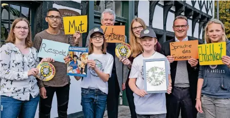  ?? FOTO: STADT HILDEN ?? Wolfgang Hamann (M.), Reinhard Gatzke (2.v.r.) und Mitglieder der Kinder- und Jugendparl­amente zeigen, was ihnen wichtig ist.