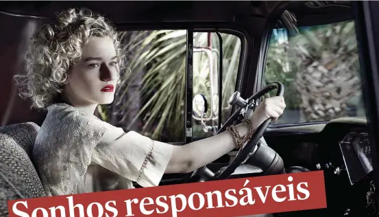  ?? FOTOS ALBERT WATSON ?? Julia Garner. Atriz posa como uma botânica, no Calendário Pirelli 2019