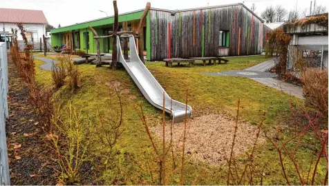  ?? Foto: Bernhard Weizenegge­r ?? In der Meringer Kindertage­sstätte „Haus der kleinen Freunde Farbklecks­e“sind die Eltern verunsiche­rt. Der Bauhof hatte dort ein umstritten­es Unkrautver­nichtungsm­ittel ein gesetzt.