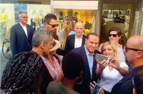  ??  ?? A Merano Il leader di Forza Italia Silvio Berlusconi si ferma per un selfie con un’ammiratric­e. Sulla sinistra, il medico personale Alberto Zangrillo