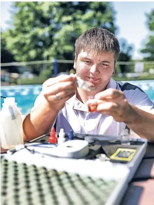  ?? FOTO: STEPHAN KÖHLEN ?? Schwimmmei­ster Dominik Blum analysiert vor der Öffnung des Schwimmbad­es eine Wasserprob­e. Erst seit dem 1. Juli beaufsicht­igt der 24-Jährige im Solinger Freibad Ittertal die Badegäste.