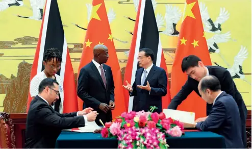  ??  ?? Li Keqiang conversa con su homólogo de Trinidad y Tobago, Keith Rowley.