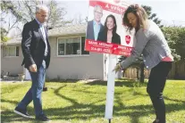  ?? PIERRE OBENDRAUF ?? Dan Arsenault and Jennifer Smith of Royal Lepage Village put out a for-sale sign earlier this month. Many Montrealer­s are suffering from backyard envy during the pandemic, Allison Hanes writes.