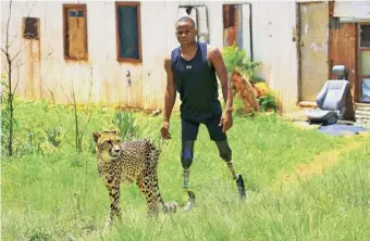  ?? Below Above ?? In the film, Mahlangu runs with a cheetah called Savanna.
At the start of the 200m final in Rio