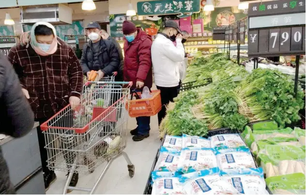  ?? File/ Reuters ?? ↑
Shoppers at a popular supermarke­t in Beijing.