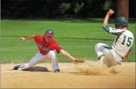  ?? GENE WALSH — DIGITAL FIRST MEDIA ?? Pennridge’s Ian Kacergis steals third as Doylestown’s Max Hasegawa reaches for the throw.