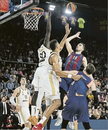  ?? FOTO: MANEL MONTILLA ?? Satoransky lanza a canasta ante Ndiaye y Tavares, que agarra por la camiseta a Jan Vesely