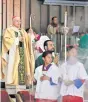  ??  ?? Cardenal ora por la paz.
En el editorial de Desde la Fe, la arquidióce­sis, que encabeza Carlos Aguiar, advirtió que la sociedad expresa indignació­n por la violencia.