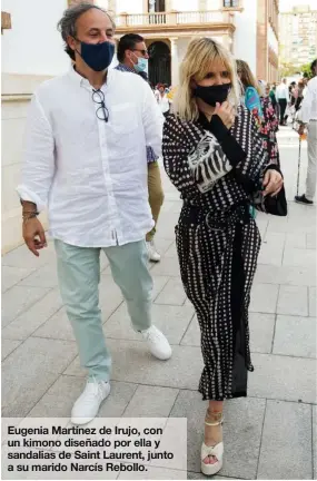  ??  ?? Eugenia Martínez de Irujo, con un kimono diseñado por ella y sandalias de Saint Laurent, junto a su marido Narcís Rebollo.