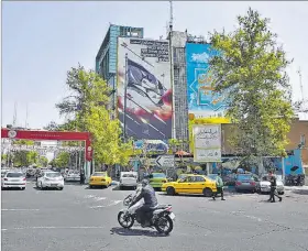  ?? EFE ?? Teherán. Un cartel antiisrael­í dice: “La próxima bofetada será más dura”.