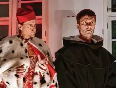  ?? Foto: Wolfgang Diekamp ?? Historisch­e Figuren im hier und heute: Cajetan (Matthias Klösel) und Luther (Ronald Hansch) in einer Inszenieru­ng des Sensemble Theaters