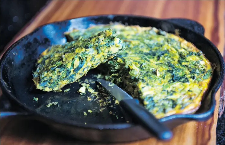  ?? LAURA PEDERSEN / NATIONAL POST ?? Bonnie Stern’s Persian omelette with herbs and mixed greens. Leftovers can be cut into small bits for appetizers and slices can also be used for sandwiches.