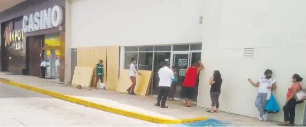  ?? ALEJANDRA BRAVO ?? Ante la
llegada del huracán, negocios de Playa del Carmen taparon sus ventanas