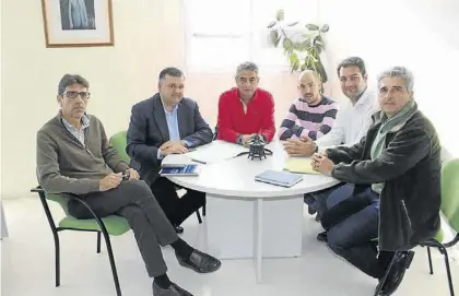  ?? CÓRDOBA ?? El delegado de Agricultur­a, ayer en Hinojosa con el alcalde, el director de la OCA y representa­ntes del sector.