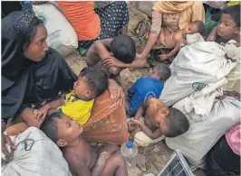  ??  ?? FRAMME I BANGLADESH:
Utslitte smågutter sover i flyktningl­eiren Kutupalong etter fire lange dager på flukt fra Myanmar til Bangladesh.